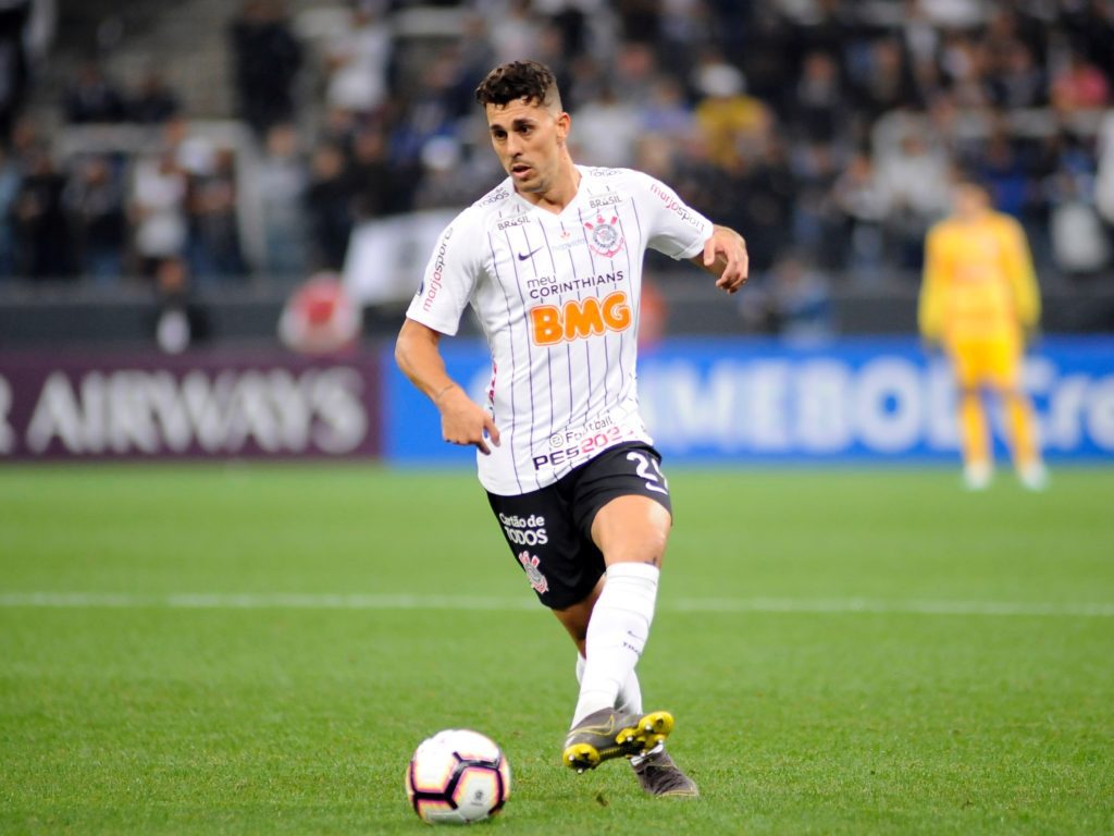 Ceará conversa com Corinthians por zagueiro experiente