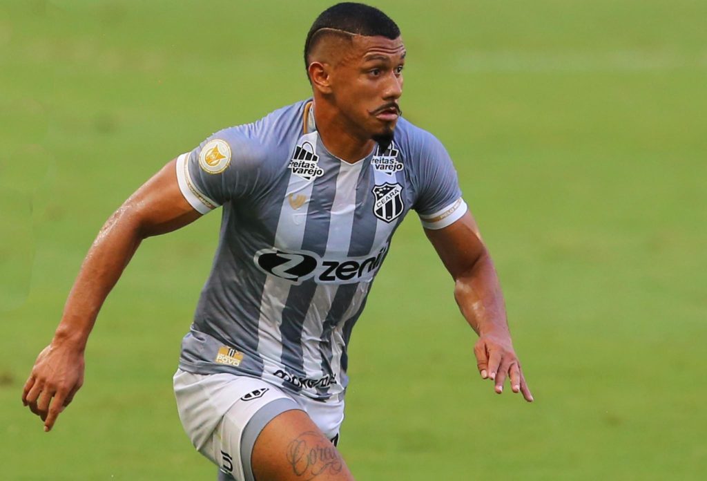 O meia Fernando Sobral foi afastado por uma lombalgia, no entanto em Boletim do Ceará, foi revelado que o atleta apresenta uma fratura na vertebra limbar.