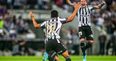 [Vídeo] Dentinho e Zé Roberto fazem festa com torcida fora do estádio