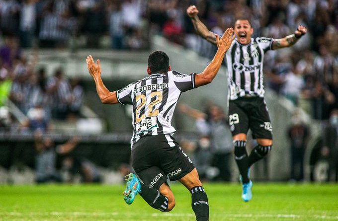 [Vídeo] Dentinho e Zé Roberto fazem festa com torcida fora do estádio
