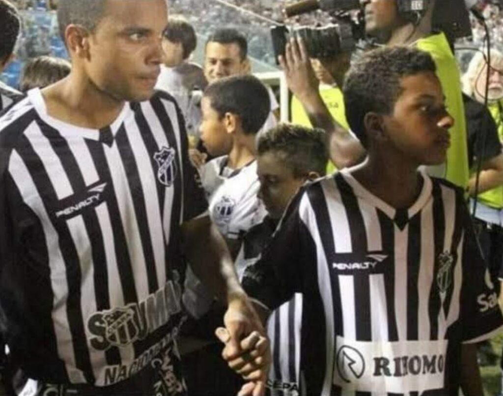 Jogador da Seleção Brasileira, Rodrygo entrou acompanhando seu pai em um jogo do Ceará em 2013.