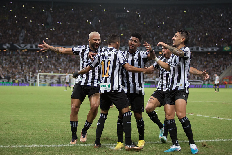Jogadores do Ceará comemoram gol.