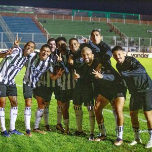Jogadores do Ceará comemorando vitória.
