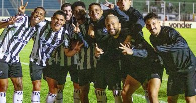Jogadores do Ceará comemorando vitória.