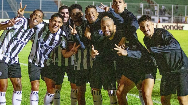 Jogadores do Ceará comemorando vitória.