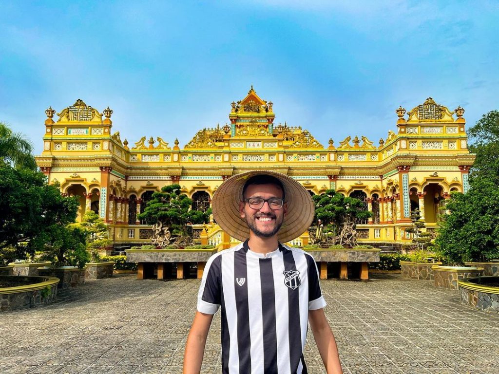 Lucas Ribeiro no Vinh Trang Pagoda, templo budista em Mỹ Tho, cidade ao sul do Vietnam.