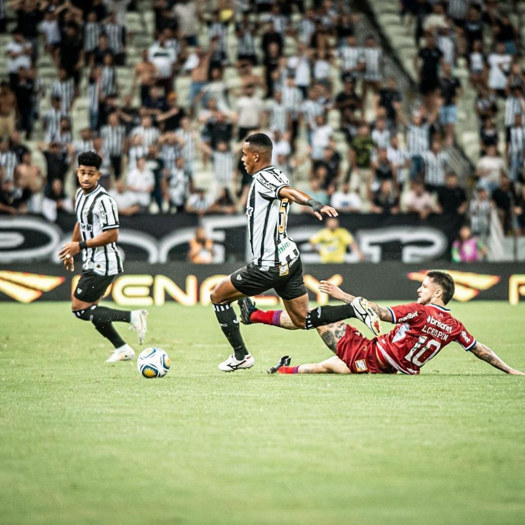 Caíque Gonçalves, volante do Ceará, em jogo da Copa do Nordeste.