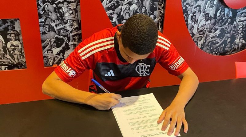 Lucas Vieira, ex-base do Ceará assina com time profissional do Flamengo.