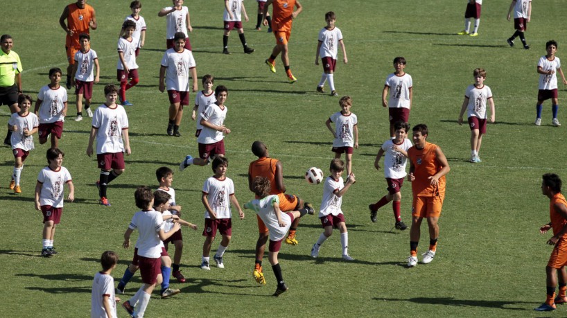Ceará disputou amistoso contra 137 crianças do Colégio Santa Cecília em 2011.