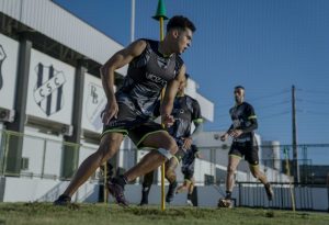 Léo Santos, zagueiro do Ceará.