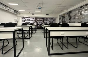 Sala de aula da Vozão Academy no shopping RioMar Papicu.