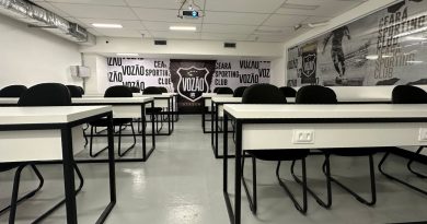 Sala de aula da Vozão Academy no shopping RioMar Papicu.