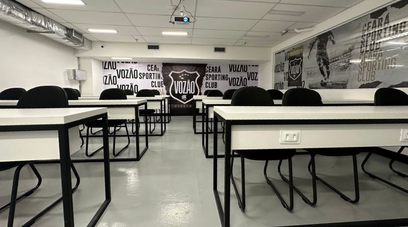 Sala de aula da Vozão Academy no shopping RioMar Papicu.