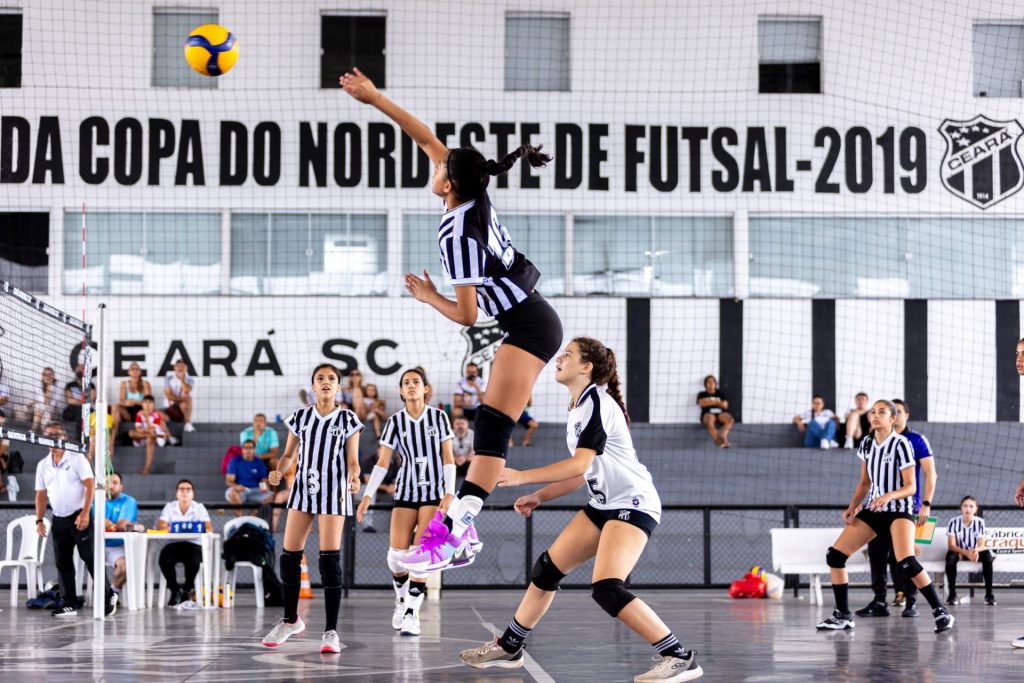 Equipe Sub-15 de vôlei feminino do Corinthians é campeã da série