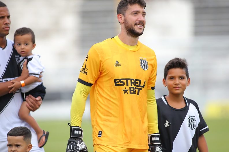 Caíque França, goleiro da Ponte Preta, fala sobre duelo com o Ceará.