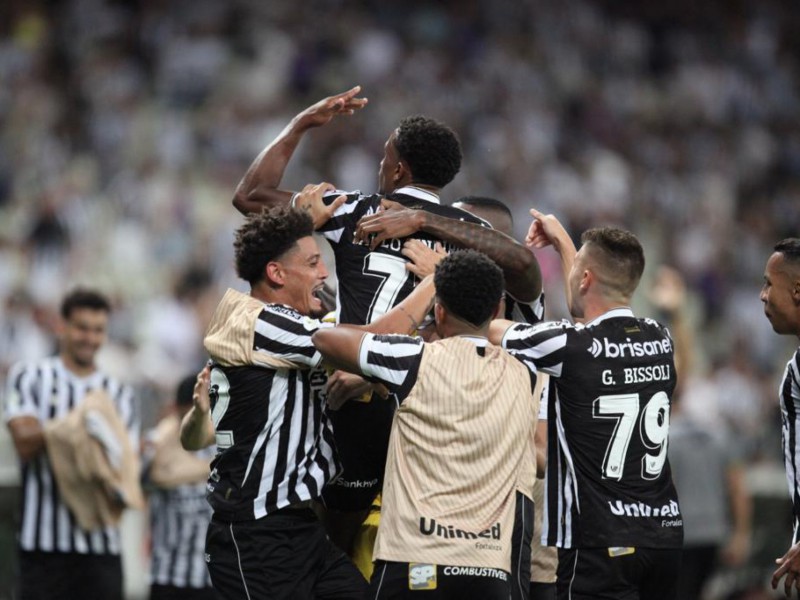 Elenco do Ceará comemora gol. (Foto: Fábio Lima/O POVO)