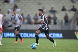 Paulo Victor, lateral-esquerdo do Ceará.