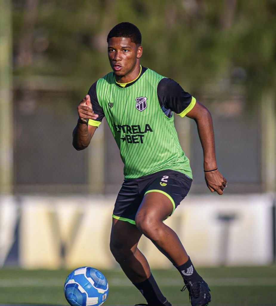 Matheus Costa, zagueiro de 17 anos da base do Ceará.