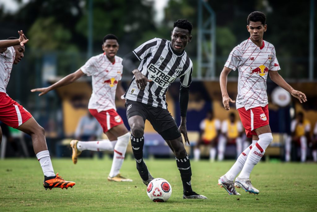 Boateng, zagueiro da base do Ceará.