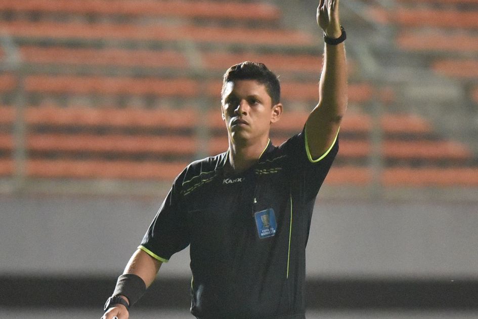 Fábio Augusto Santos Sá Júnior apita na estreia do Ceará na Copa do Nordeste 2024.