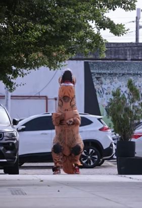 Paulo Victor, lateral-esquerdo do Ceará, chega na sede em clima de Carnaval.