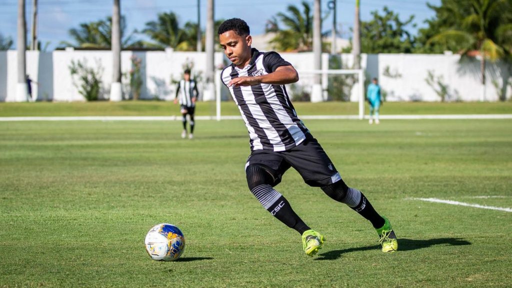 João Victor, jovem atacante do Ceará.