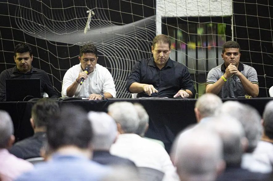 João Paulo, de camisa social branca, e Herbet Gonçalves, camisa cinza do Ceará, são presidentes da Diretoria Executiva e Conselho Deliberativo, respectivamente. Foto: Gledson Jorge / Ceará