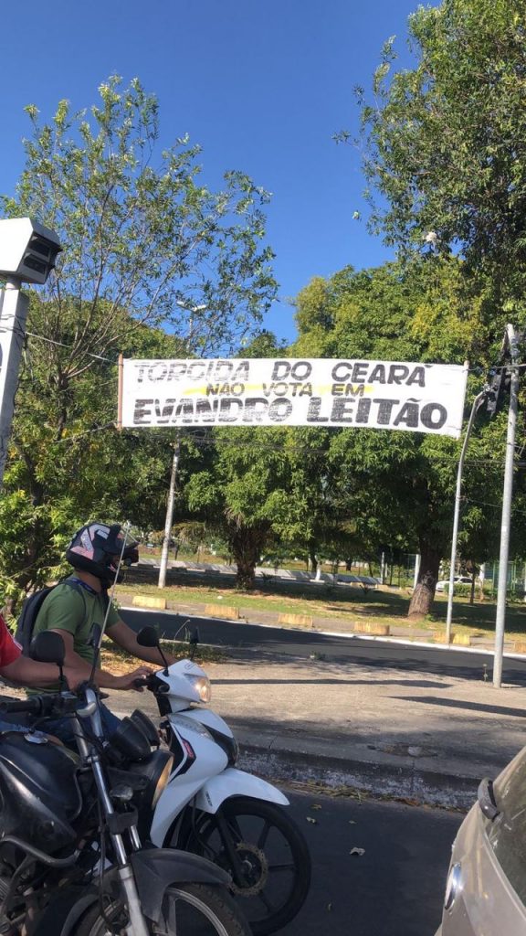 Torcida do Ceará protesta contra Evandro