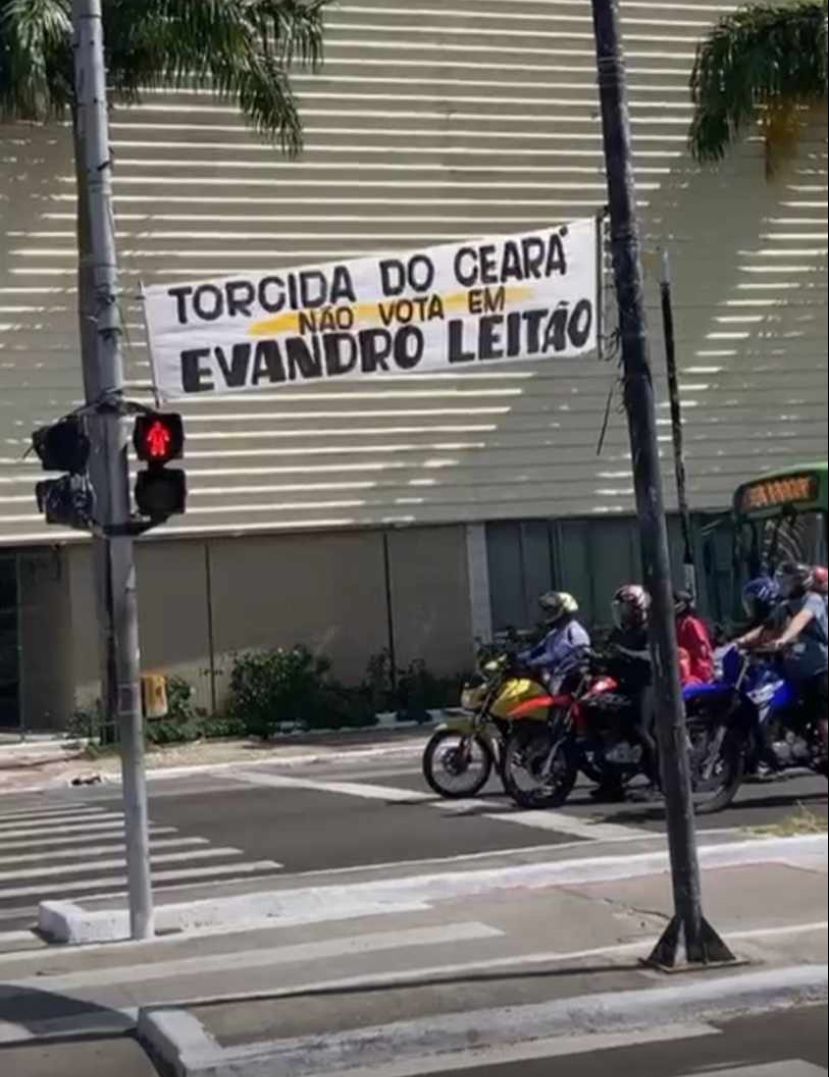 Torcida do Ceará protesta contra Evandro Leitão