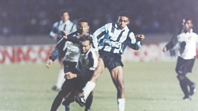 Sergio Alves sendo derrubado na Copa do Brasil de 1994