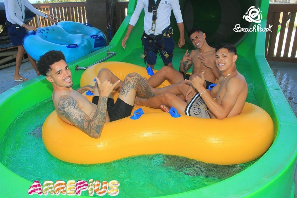Elenco do Ceará curte folga no Beach Park.