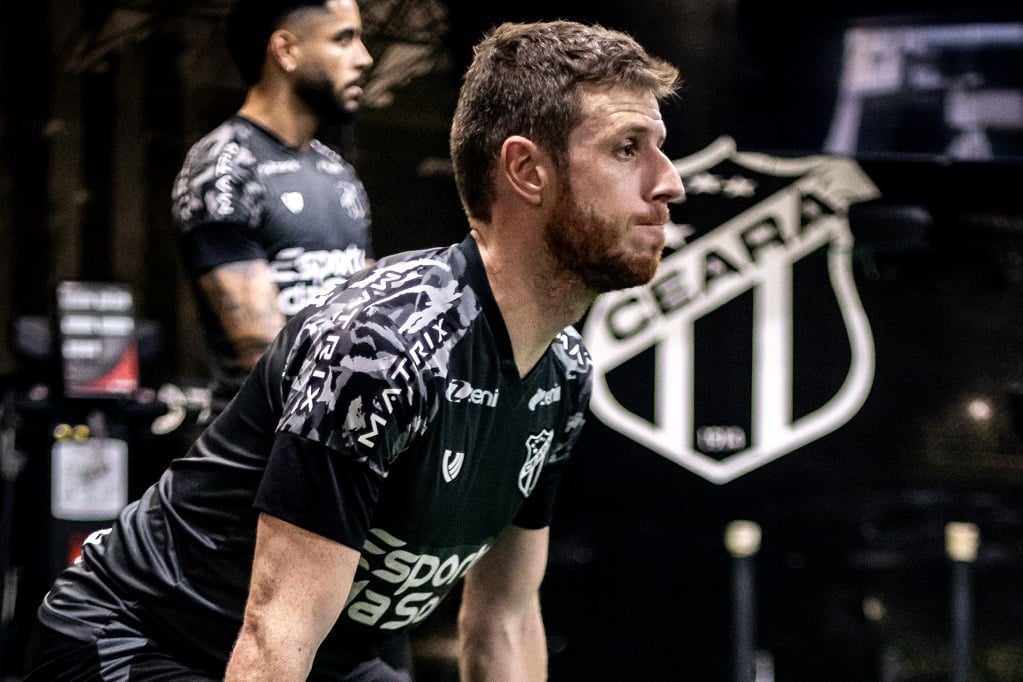 Aylon em treino na academia do Ceará