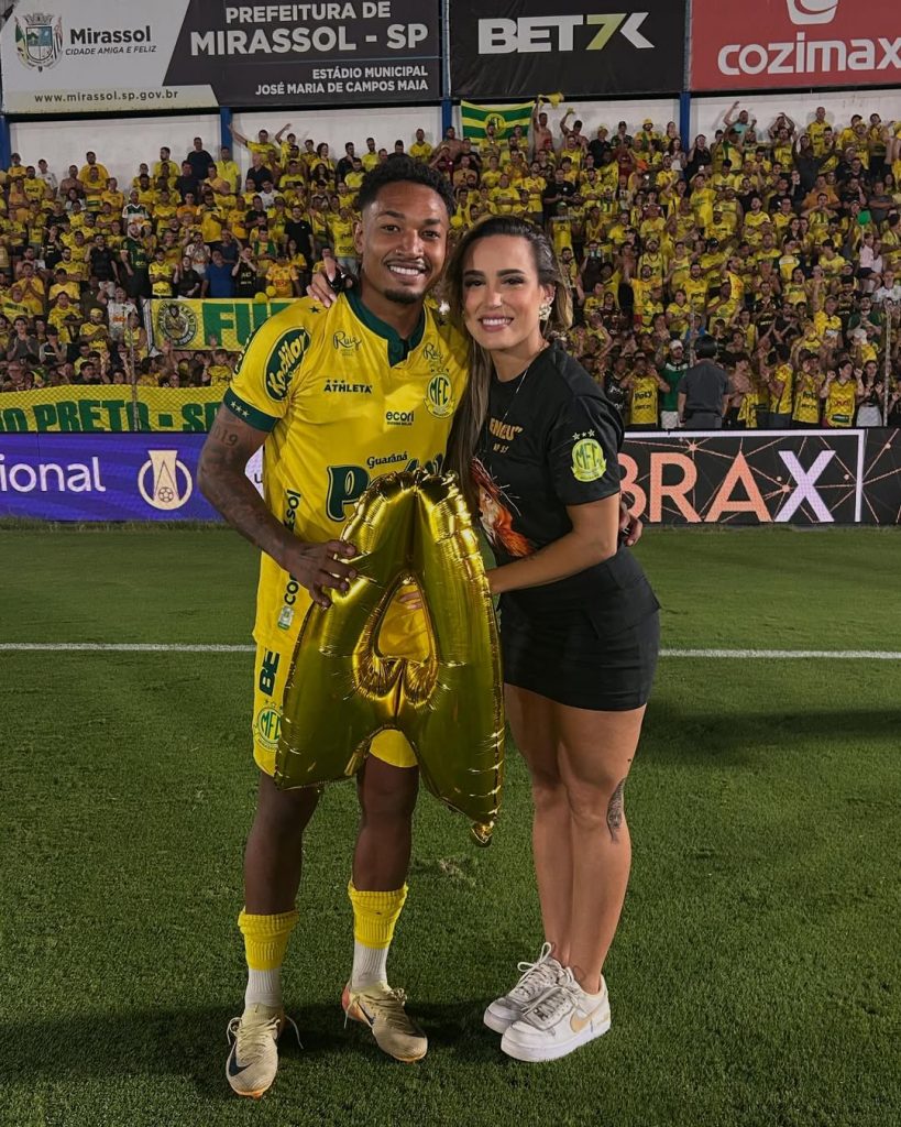 Esposa de Fernandinho comemora acerto do jogador com o Ceará