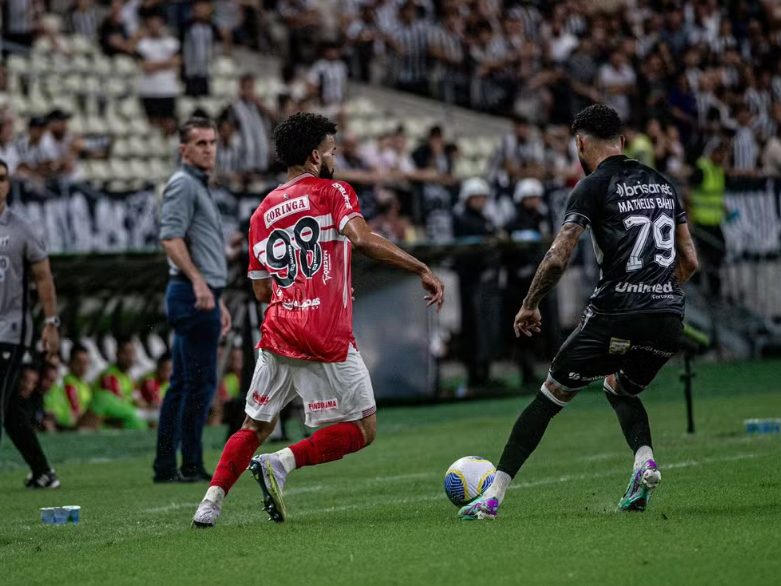 Falcão, volante do CRB, em jogo contra o Ceará pela Copa do Brasil.