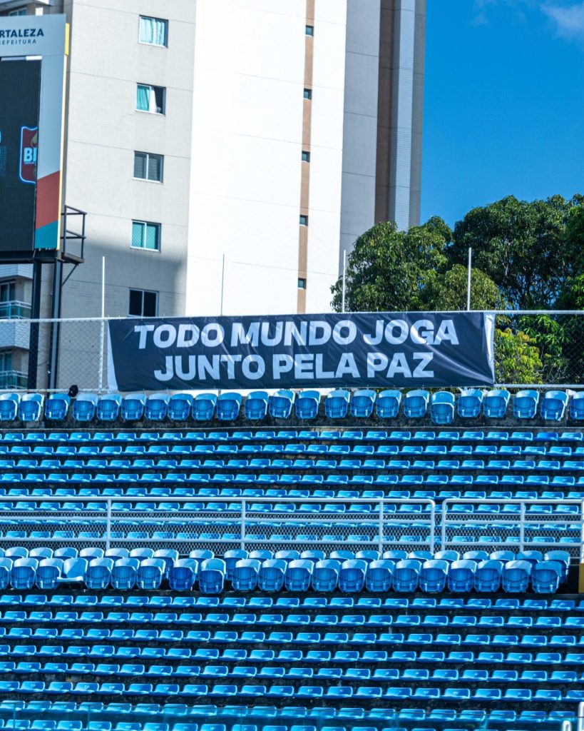 Faixa do Ceará pedindo paz / estádio Presidente Vargas / PV