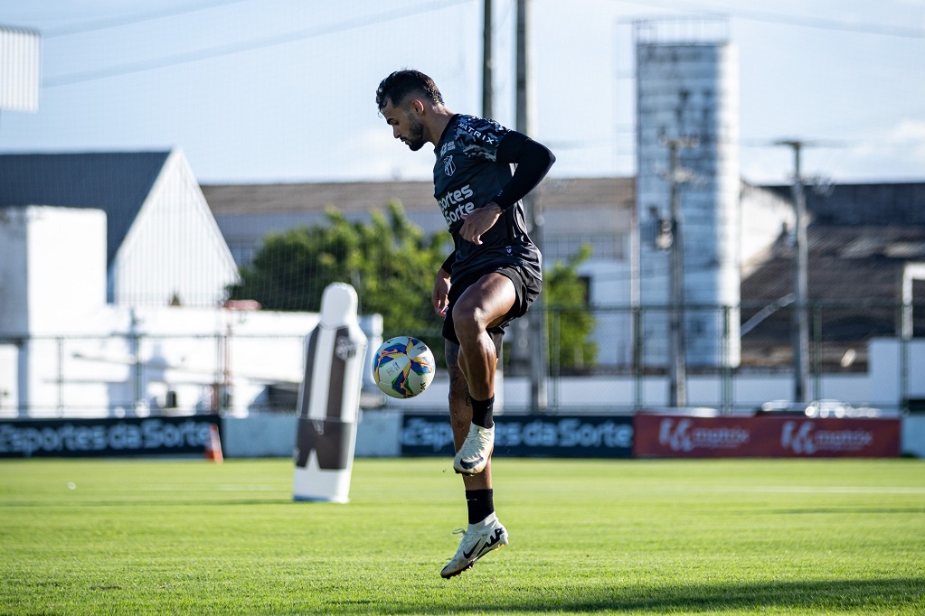 Eric Melo, lateral do Ceará / / Treino