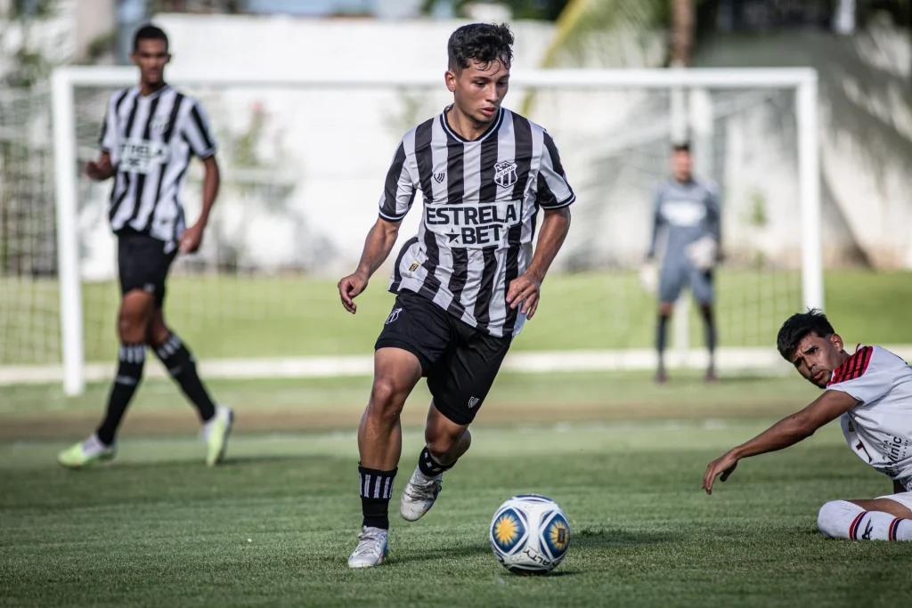 Zé Neto, lateral do Ceará, na base em 2023